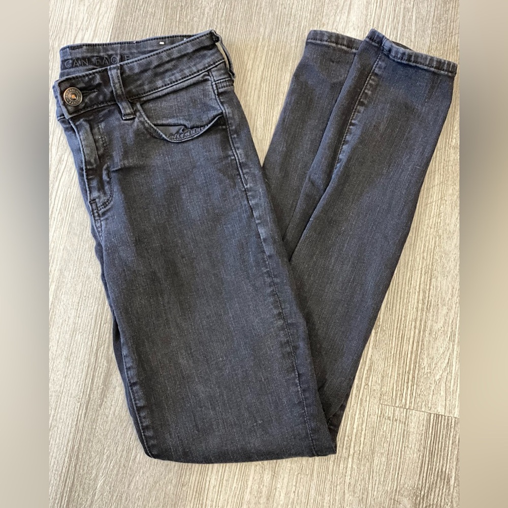 NWOT American Eagle women’s black distressed jegging jeans. Size 4R